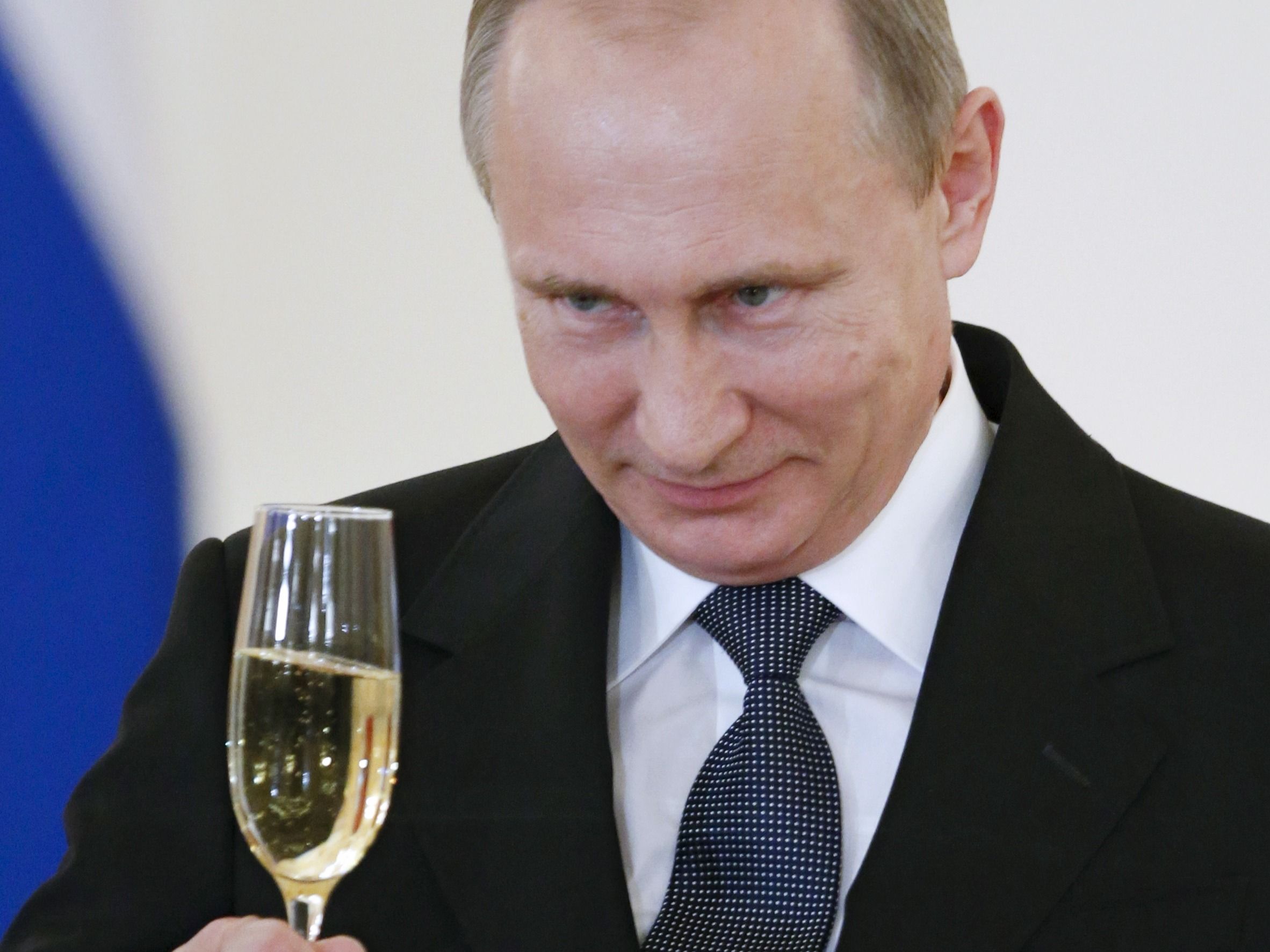 День рождение путиной. Путин Владимир Владимирович с бокалом. Путин с бокалом шампанского. Путин с рюмкой. Путин с боку.