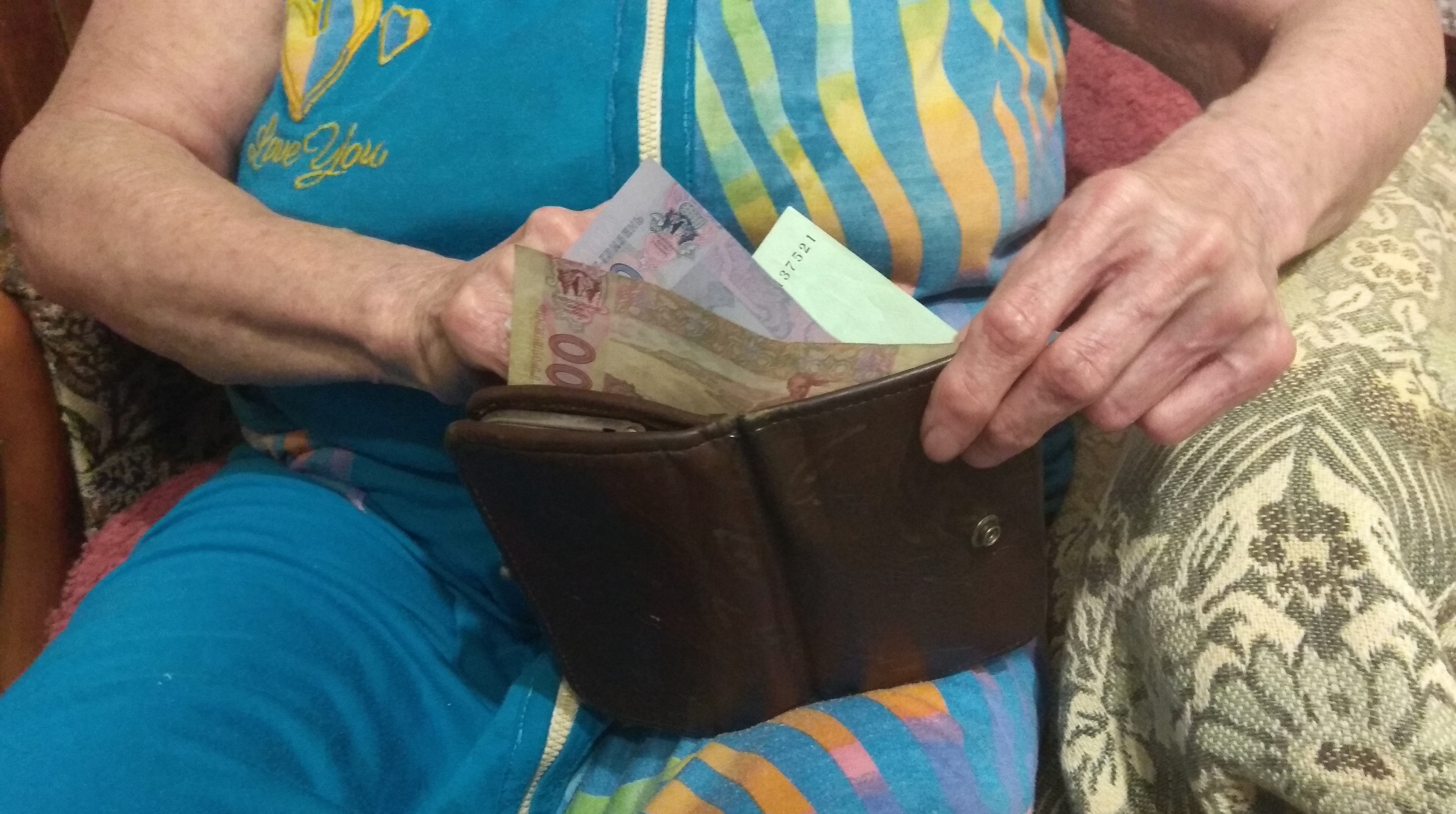 Пенсионеры пенсия. Пенсии с украины будут. Украинская пенсия. Пенсии с украины будут. Дедушка получает пенсию.