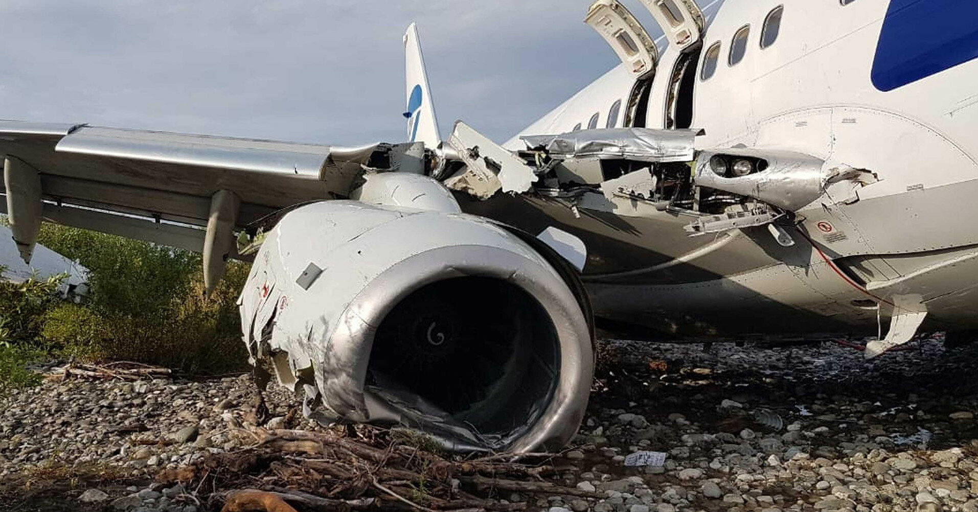 Крушение самолета в сочи. Крушение самолет Boeing 737. Авария Boeing 737 в Сочи. Выкатывание Боинг-737 ЮТЭЙР.