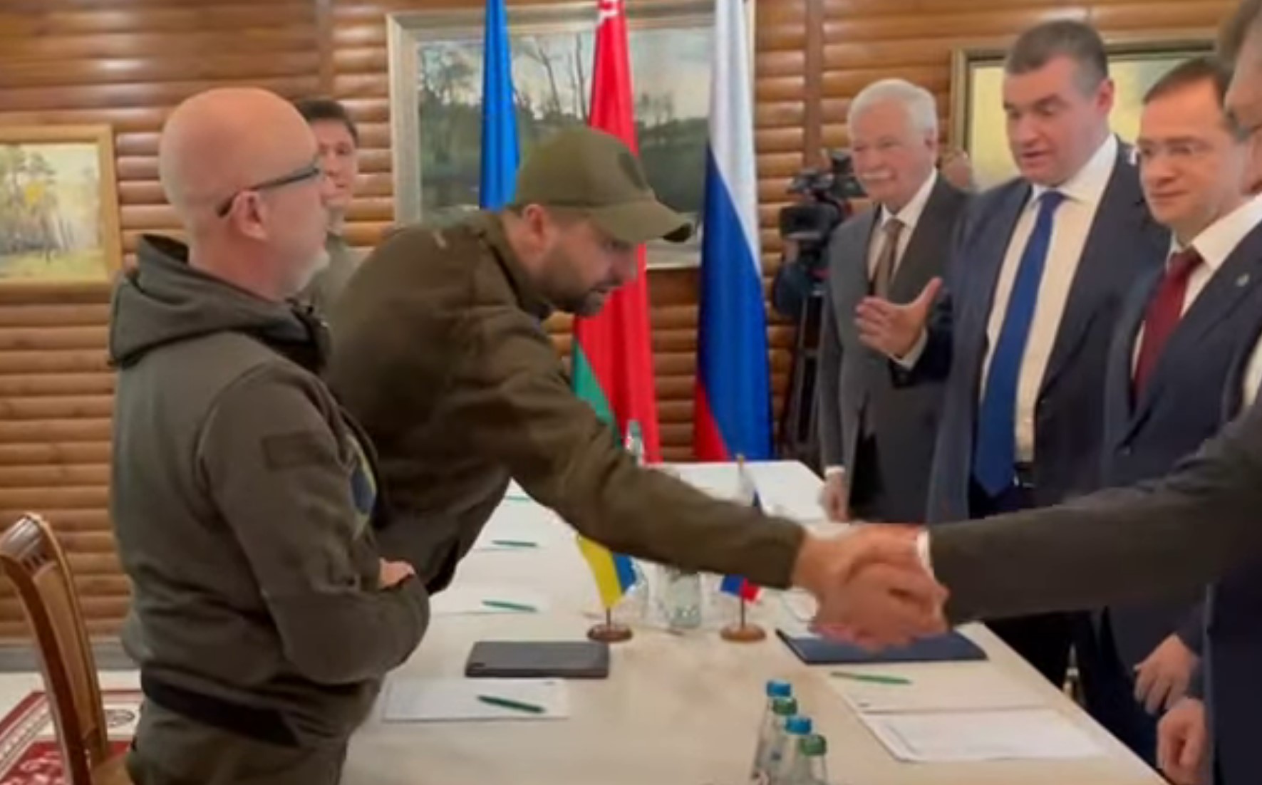 План мирных переговоров. План мирных переговоров. План мирных переговоров. Украинская делегация на переговорах с россией. Мемы для переговоров.