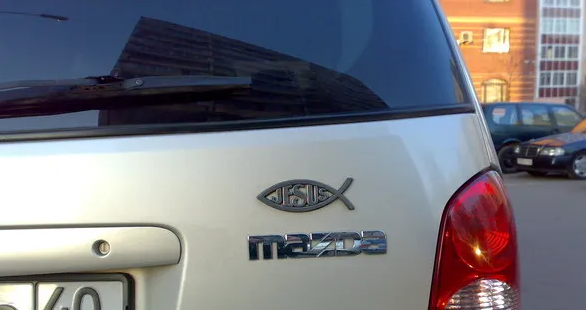 Для чего автомобилисты наклеивают на машину знак рыбки и что он ...