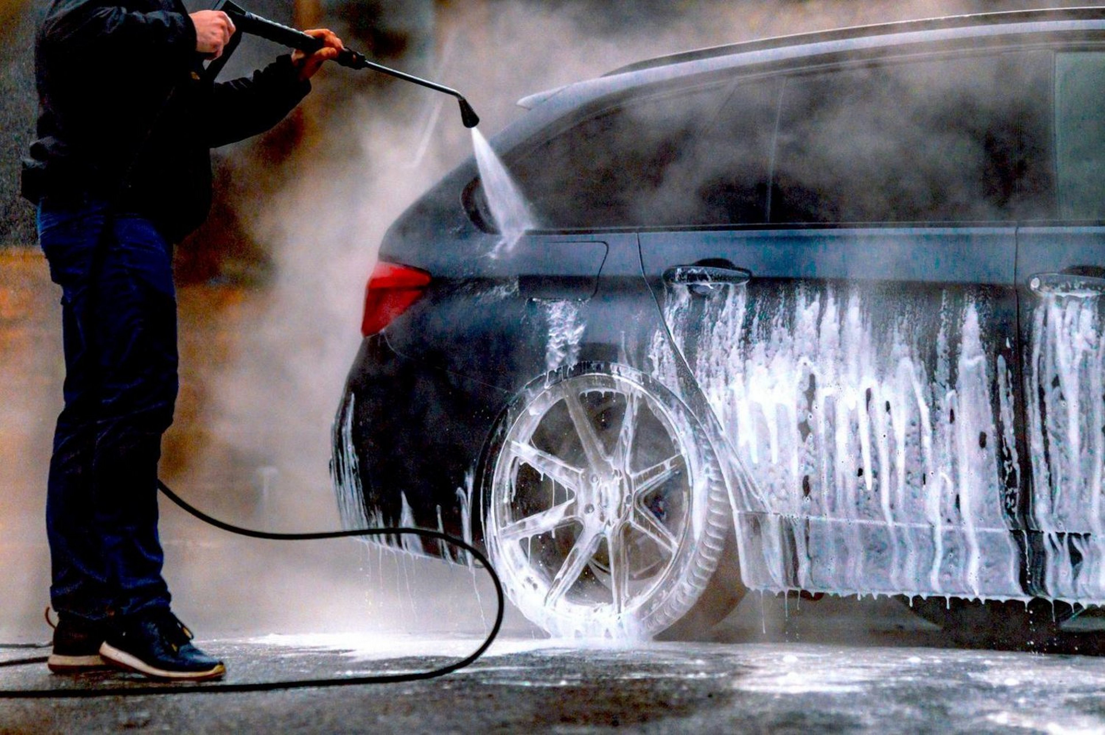 Пиликает машина. Мойка автомобиля. Мытье машины. Автомойка машина. Помывка автомобиля.
