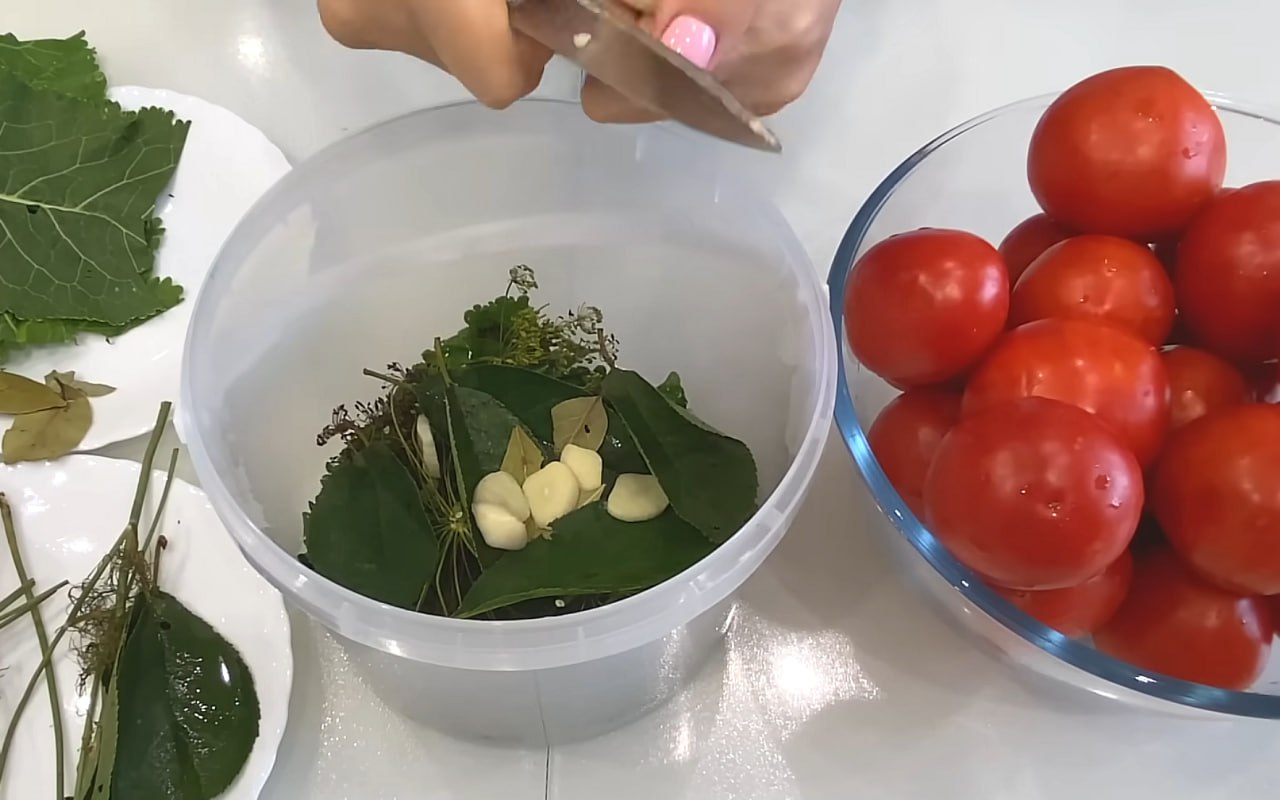 Квашеные помидоры. Помидоры с чесноком и укропом. Помидоры малосольные с горчицей быстрые. Малосольные бакинские помидоры. Помидоры малосольные с горчицей быстрые.