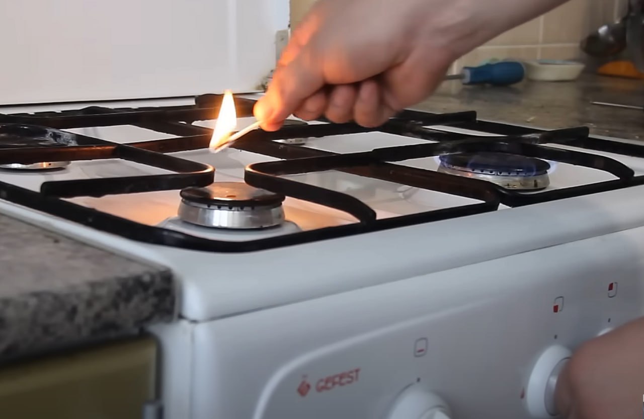 Не зажигается конфорка на газовой плите. Зачем кирпич в газовой плите.