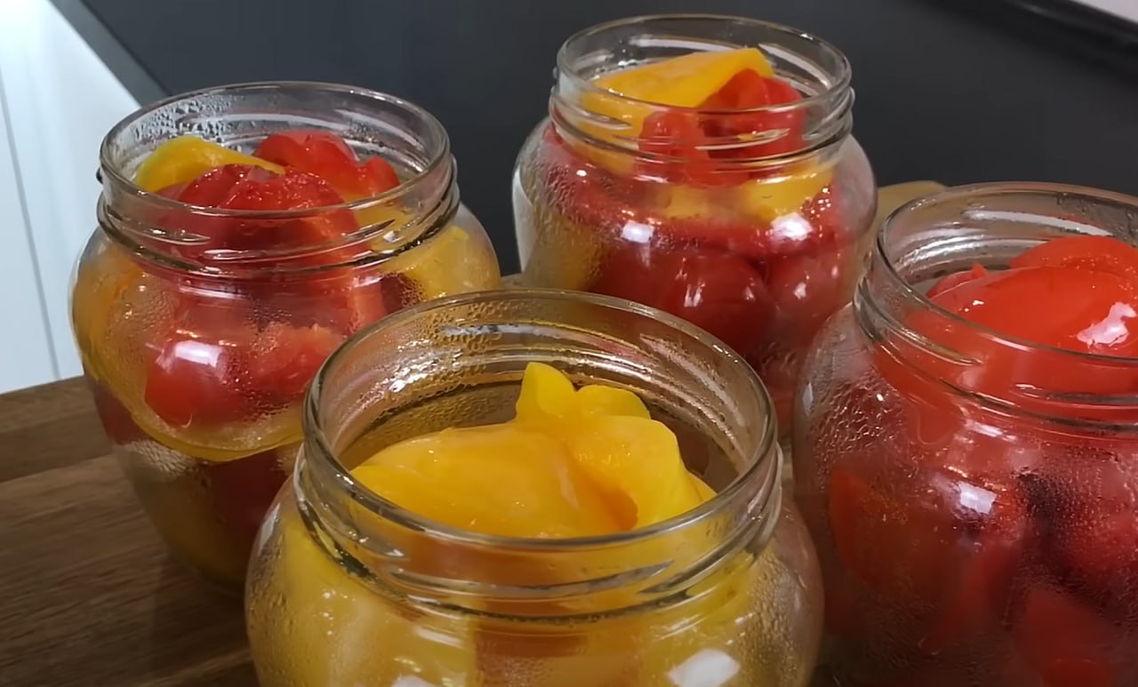 Перец в маринадной заливке. Перец болгарский в масляной заливке. Перец в заливке с маслом. Перец в заливке с маслом. Болгарский перец в медовой заливке.